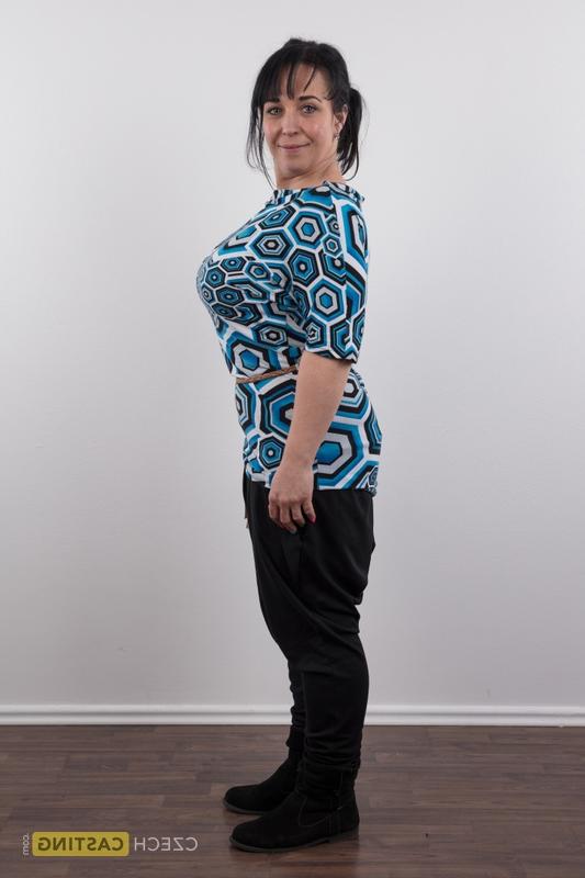10P Mariemilan, une femme en surpoids aux gros seins, se met à poil sur un tabouret.