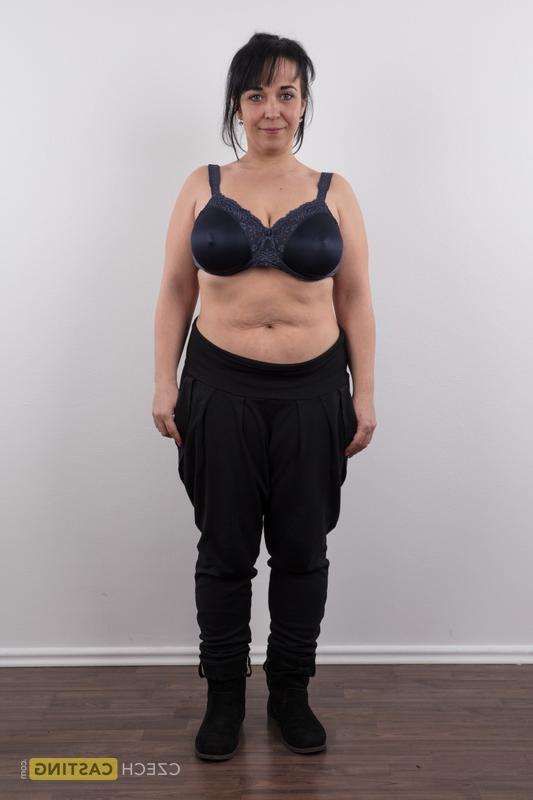 10P Mariemilan, une femme en surpoids aux gros seins, se met à poil sur un tabouret.