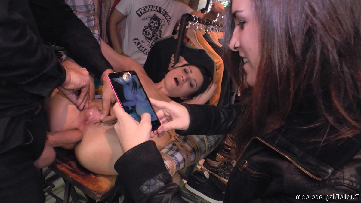 20P La sumisa cachonda Valentina Bianco es analizada en una sesión de BDSM pervertida