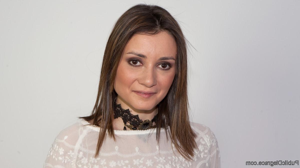 20P La sumisa cachonda Valentina Bianco es analizada en una sesión de BDSM pervertida