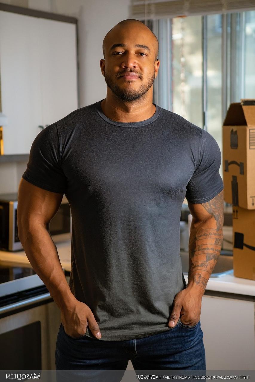 20P O musculoso negro gay Jason Vario analisa um jovem pendurado depois de chupar seu pau