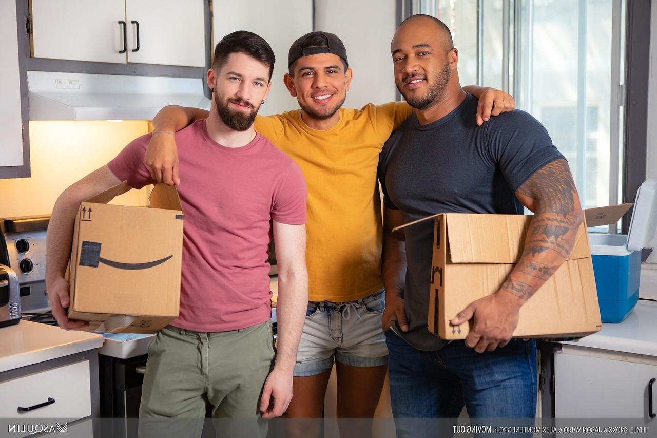20P O musculoso negro gay Jason Vario analisa um jovem pendurado depois de chupar seu pau
