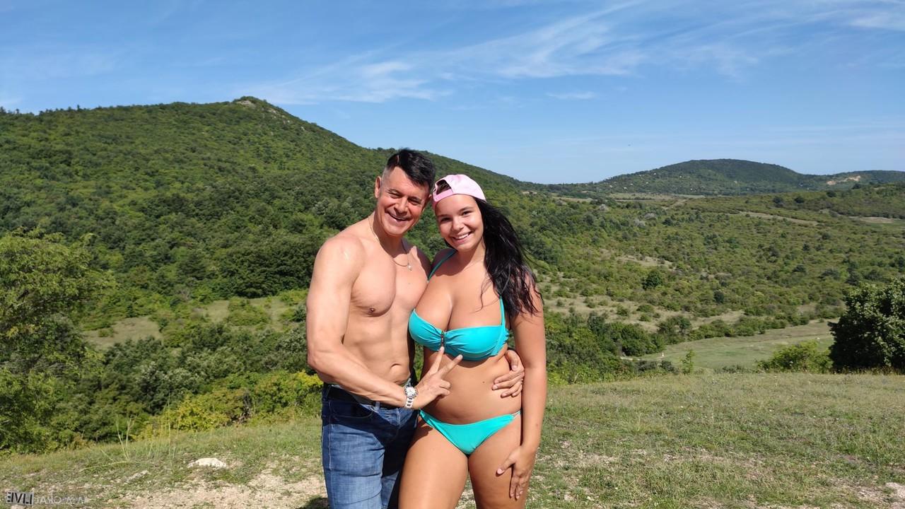 20P La hermosa joven checa Sofia Lee expone sus grandes tetas naturales al aire libre