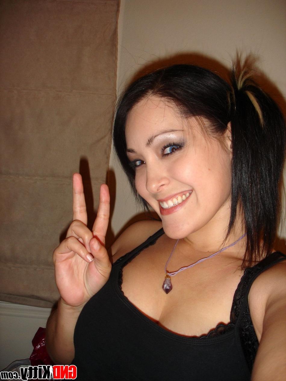 12P Garota asiática sozinha tira selfies enquanto fica nua com tranças