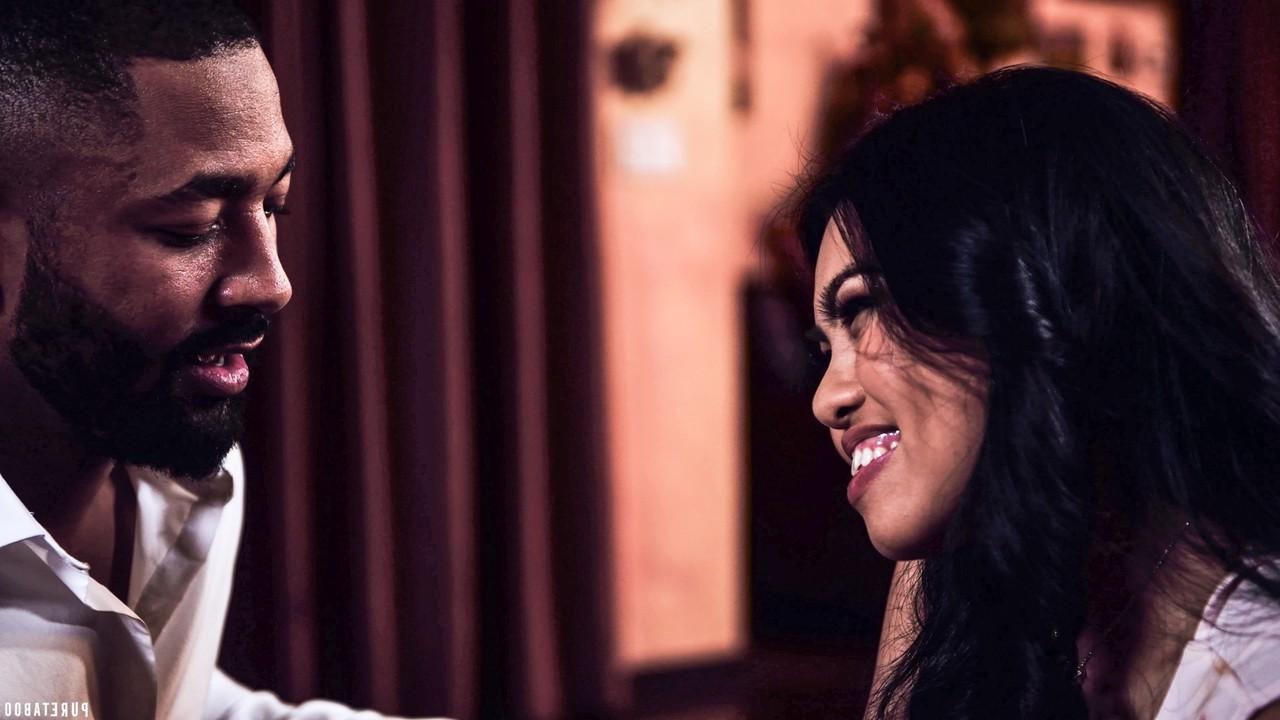 15P La asiática Cindy Starfall tiene sexo con un negro en un sofá de cuero