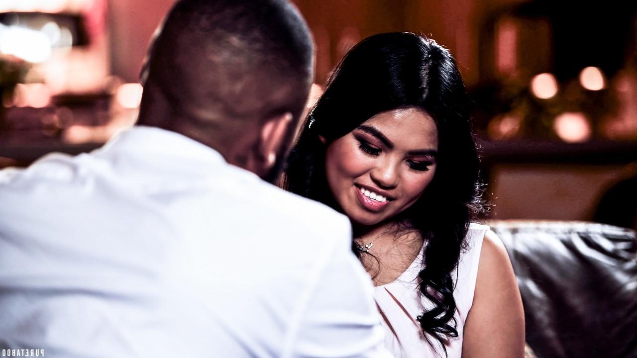 15P La asiática Cindy Starfall tiene sexo con un negro en un sofá de cuero