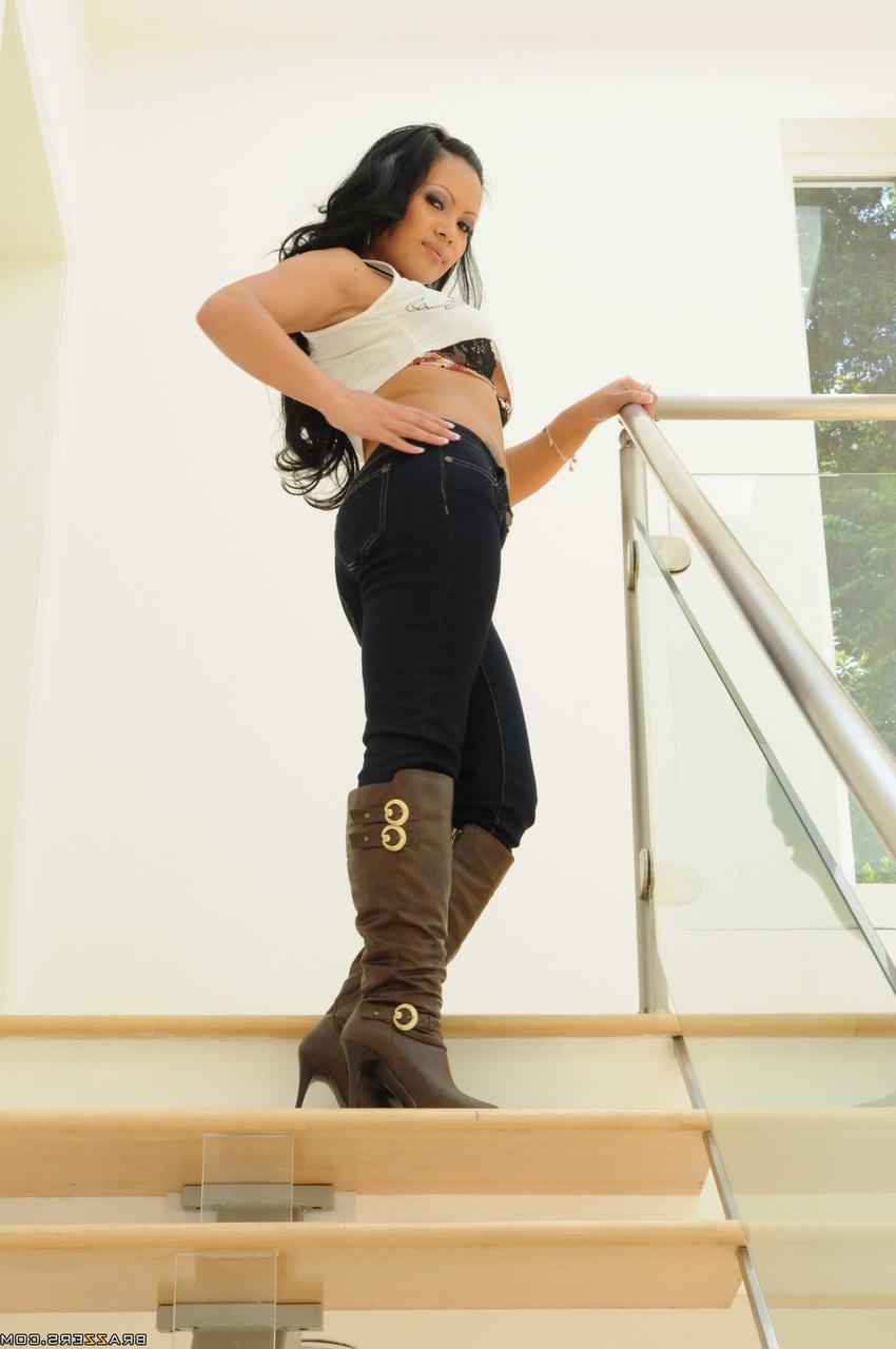 20P Petite MILF Mya Luanna expõe sua bunda grande e se dedilha na escada