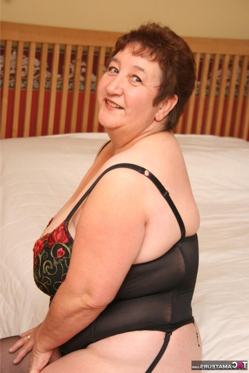 16P A britânica com excesso de peso Kinky Carol mostra seus peitos grandes e bunda na cama