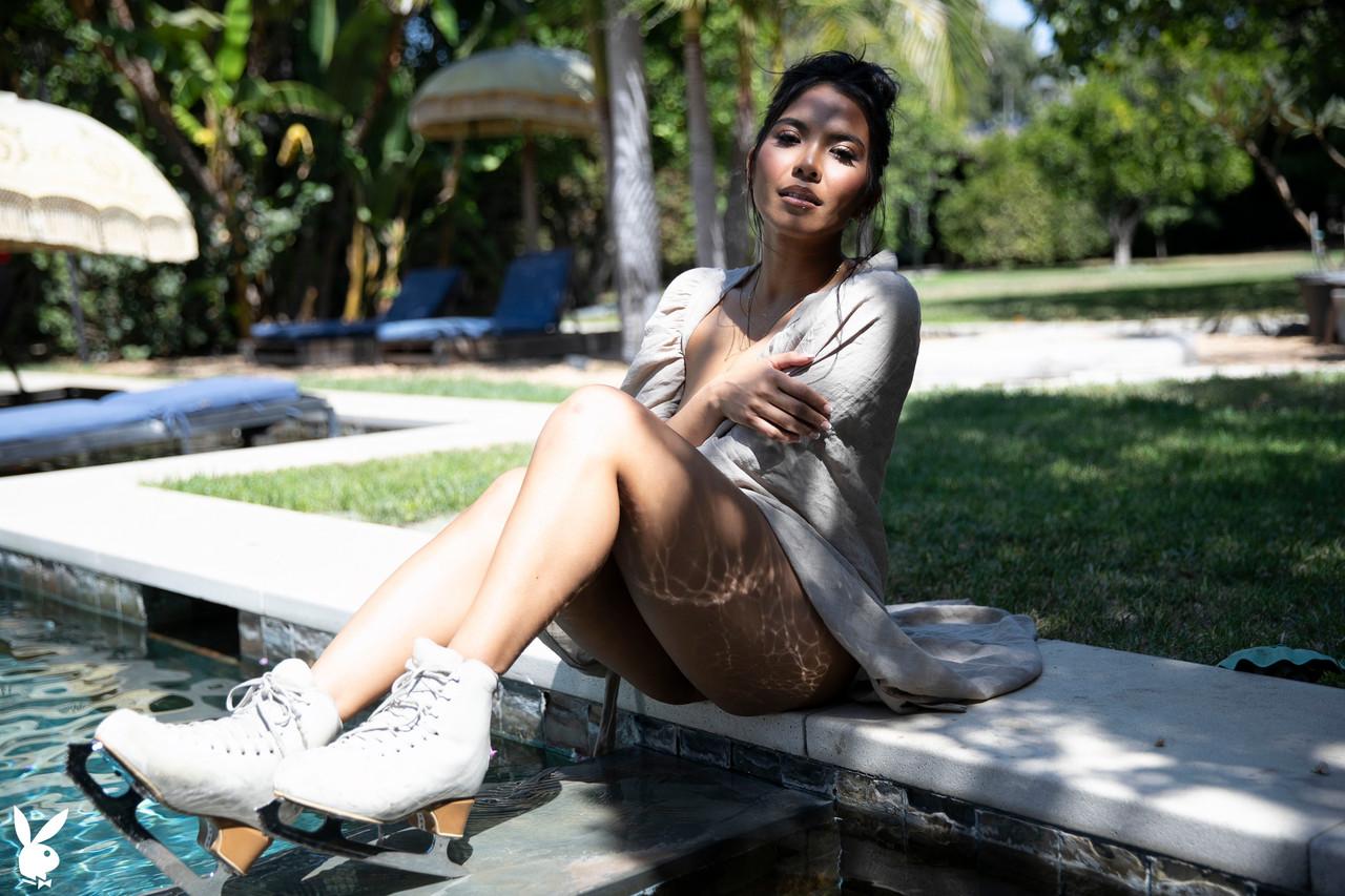20P A linda Jada Kai revela seus lindos seios em um sexy strip-tease ao ar livre