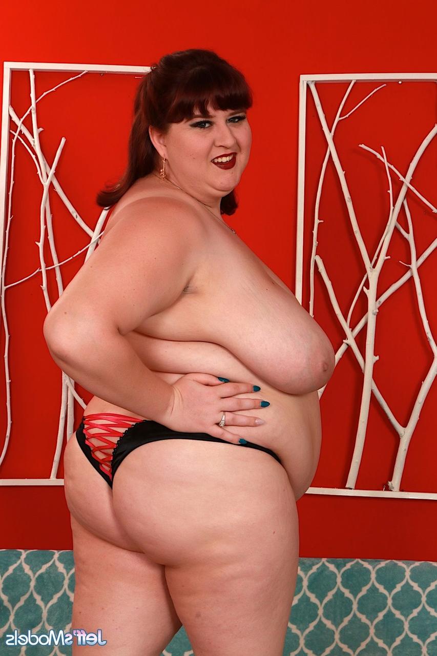 20P A vagabunda BBW Shanelle Savage dá um titjob com seus juggs monstruosos e é pega