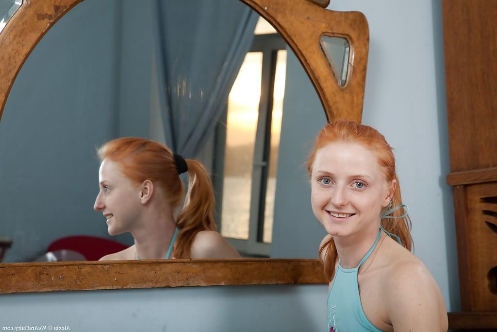 16P Alexia, rousse et maigre en bas bleus, enlève ses vêtements.