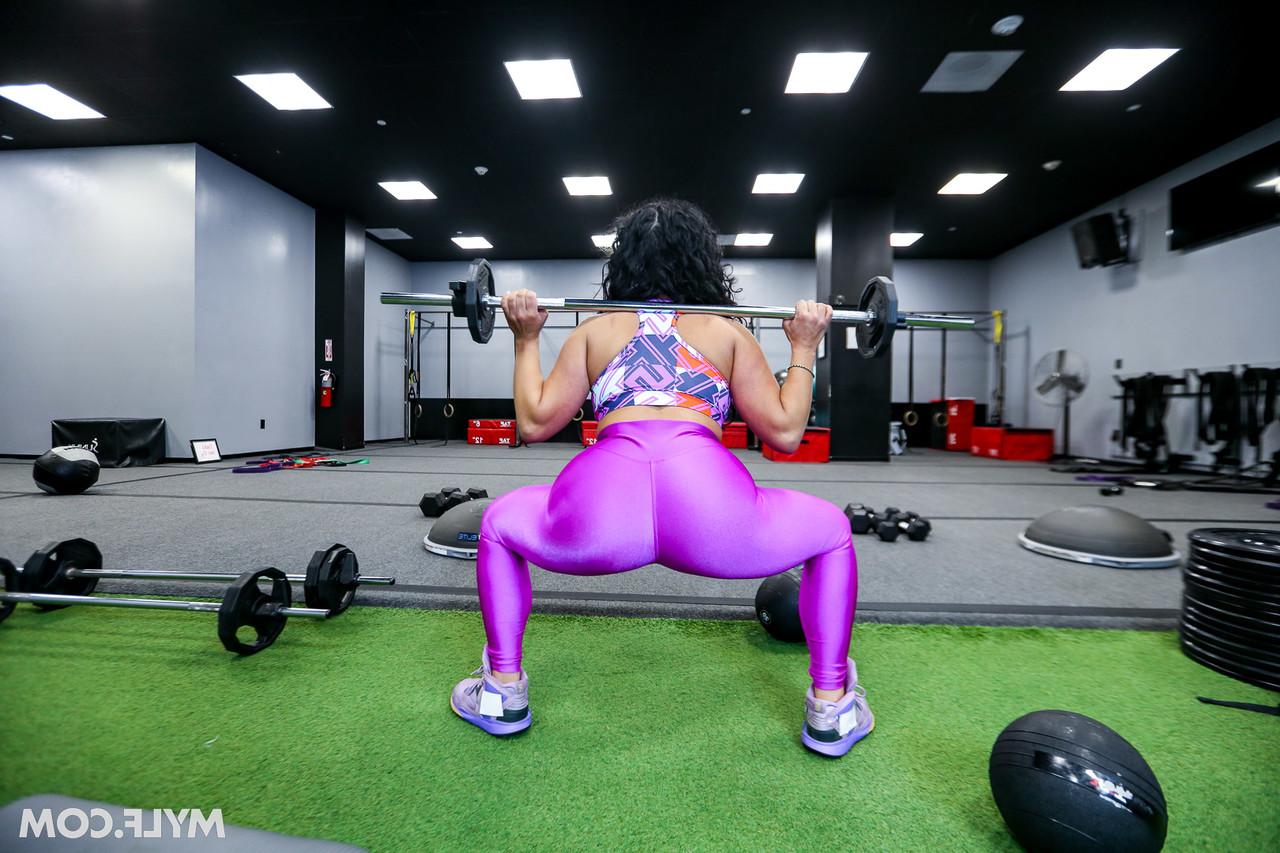 20P La latina con curvas Brianna Bourbon se folla la polla de su entrenador personal en el gimnasio
