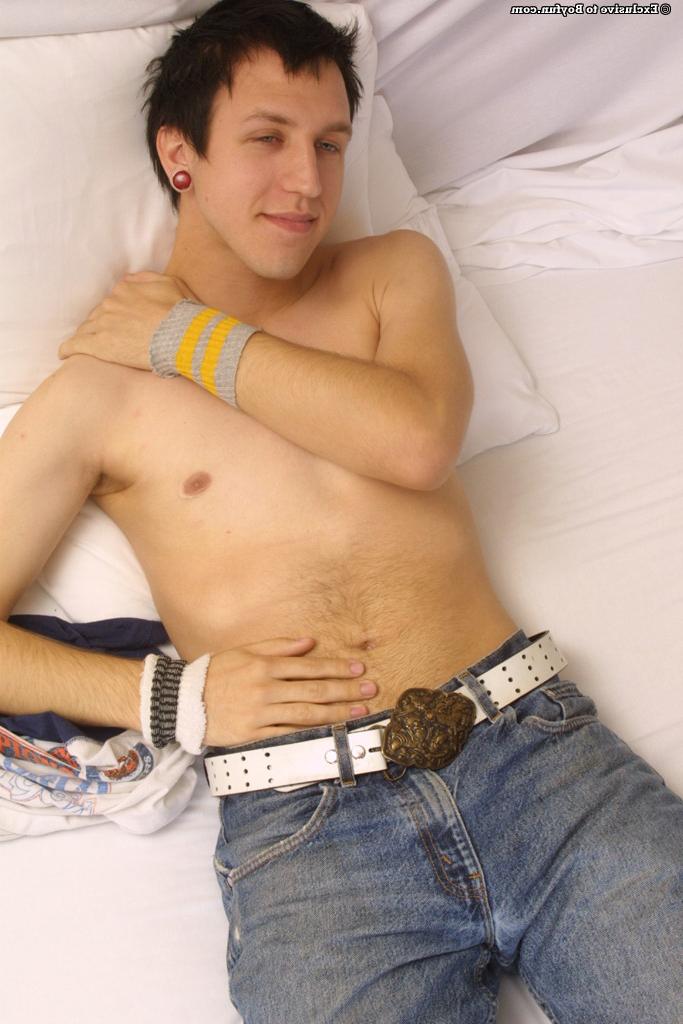 6P Kinky gay troy se quita la camisa y los jeans y se masturba en solitario