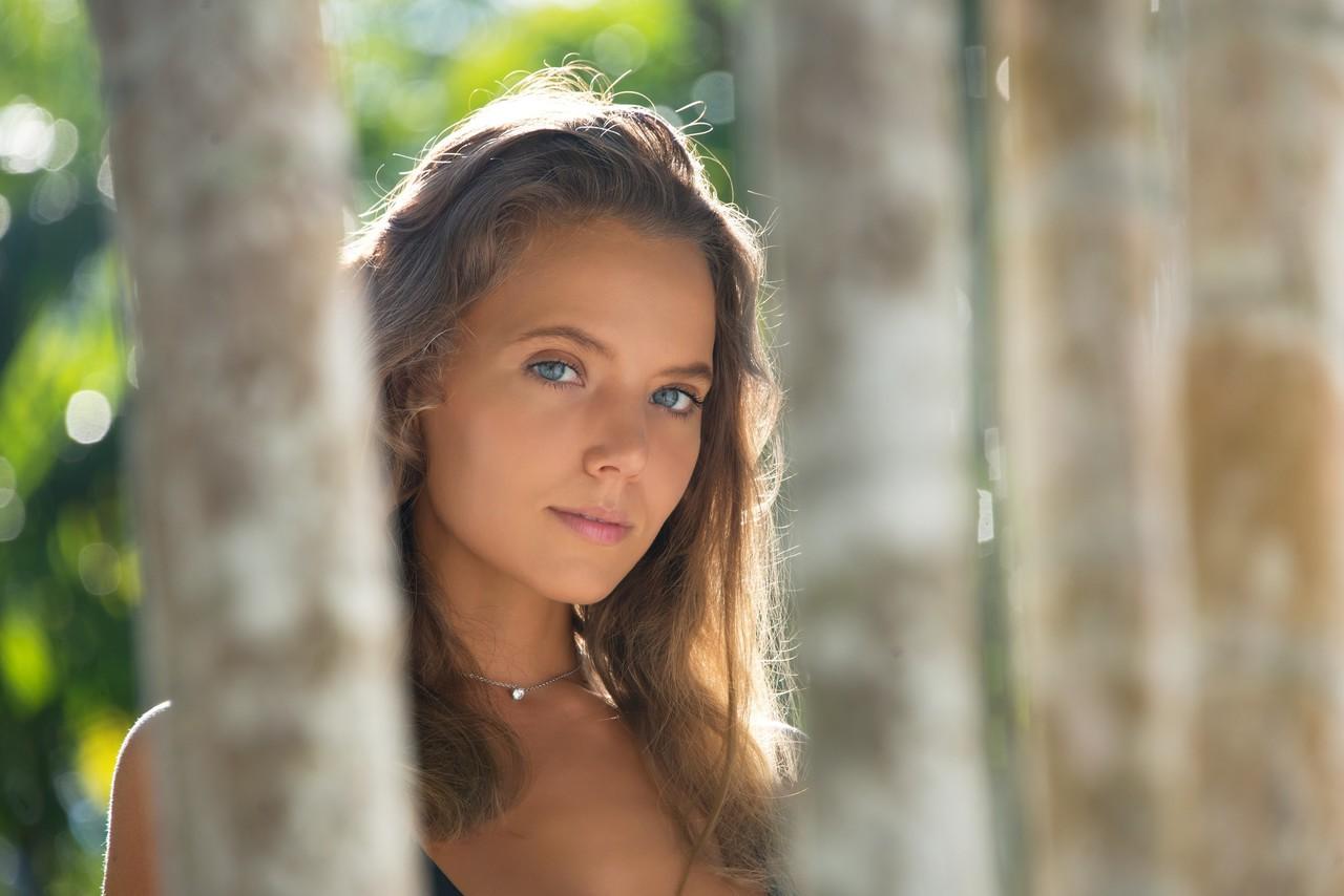 10P La beauté ensoleillée Katya Clover montre son corps magnifique au bord de la piscine.