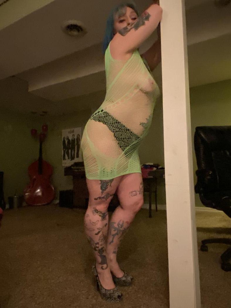 14P Amadora gordinha com uma tatuagem nas costas mostra sua bunda gorda em calcinha rendada