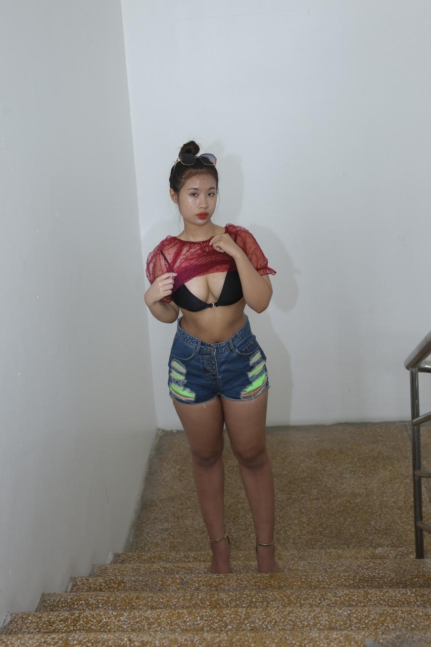20P Amadora asiática expõe lentamente seus lindos seios naturais em um show solo