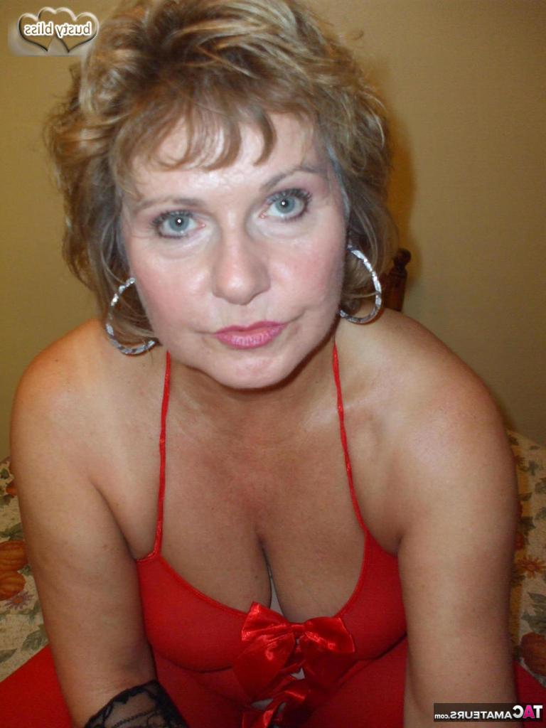 20P Die reife Frau Busty Bliss hat POV-Sex in Kleidung ohne Schritt und Armsocken