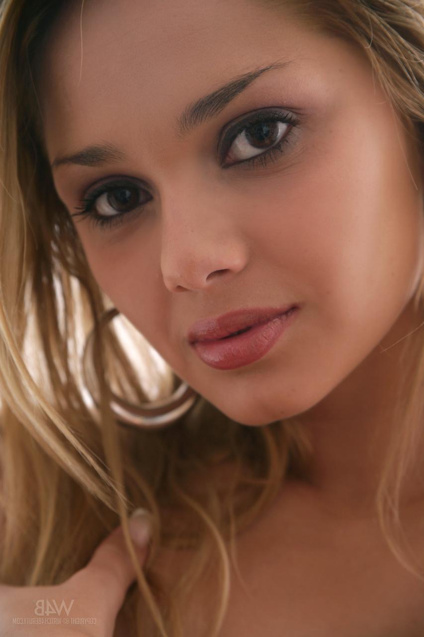 20P Linda loira nua Lenka mostrando seus peitos grandes de perto
