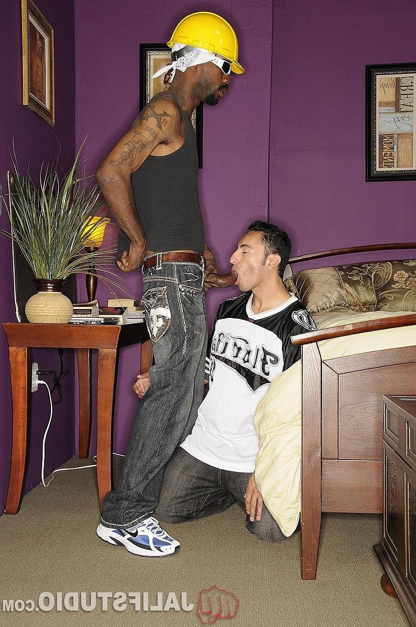 20P Giovanni, un italien en chaleur, et M. Slug, gay noir, baisent fort sur un lit