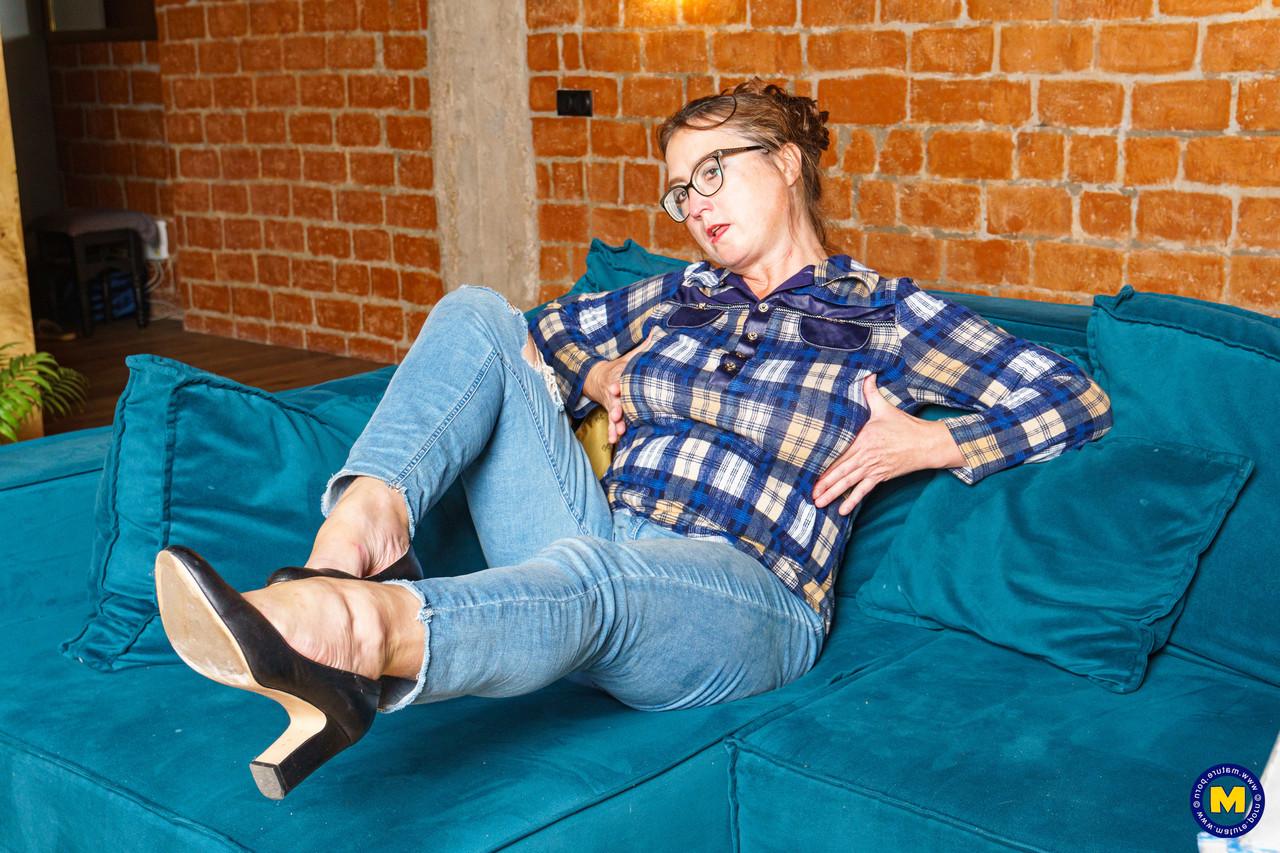 11P Ältere Amateurin spielt mit ihrer Fotze, nachdem sie sich bis auf ihre High Heels und ihre Brille ausgezogen hat
