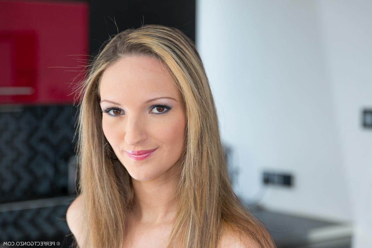 15P Das langbeinige Mädchen Melanie Taylor zeigt ihre anale Öffnung, nachdem sie ihr Arschloch gespielt hat