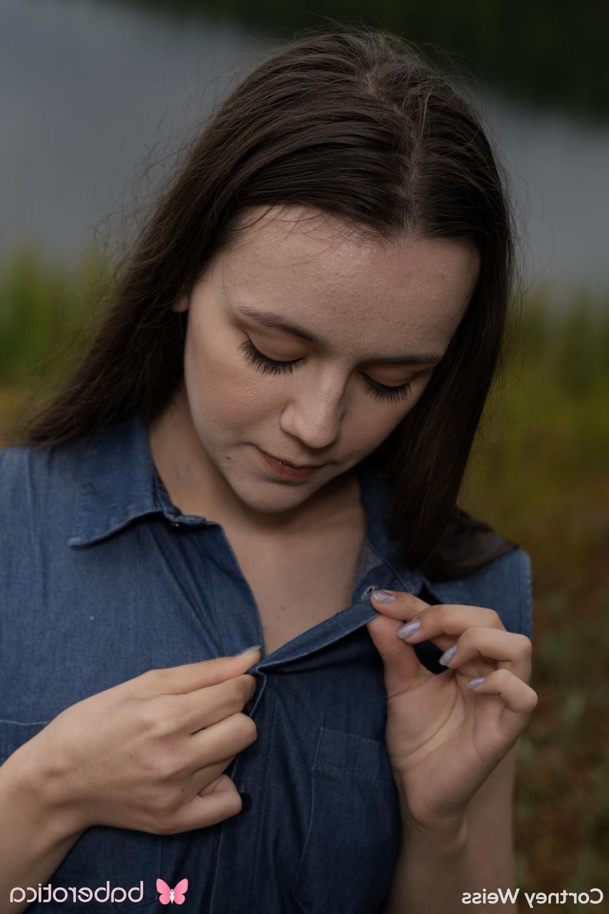 20P Das hübsche, zierliche Babe Cortney Weiss spielt draußen mit einem Dildo in ihrer rasierten Muschi