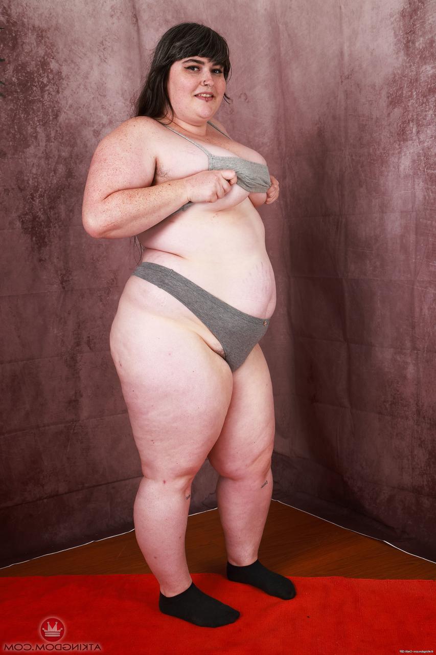 20P La gorda morena Cece Lachey se desnuda y muestra su gran culo y sus agujeros peludos