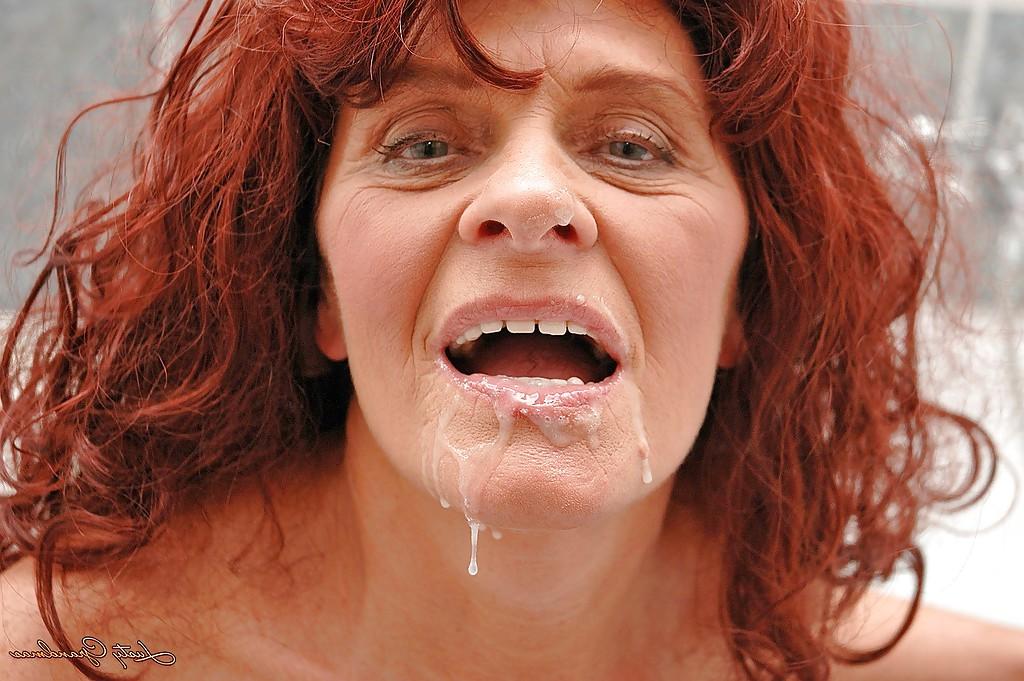 16P Abuelita pelirroja lujuriosa chupa y folla una polla dura en el baño