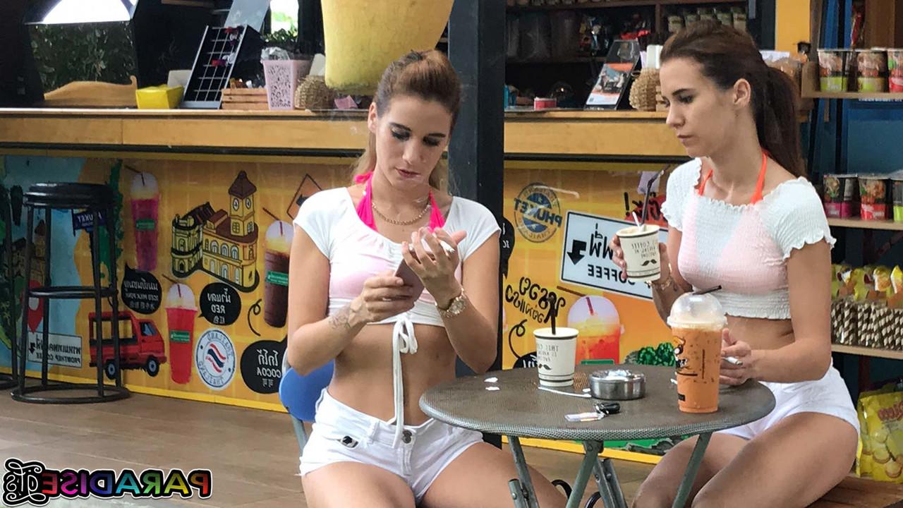 12P Nikky Fox e sua irmã Kitty Fox se revezam soprando um grande galo