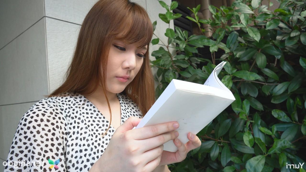 15P O adolescente japonês Yuri lê um livro antes de fazer sexo em cima da cama