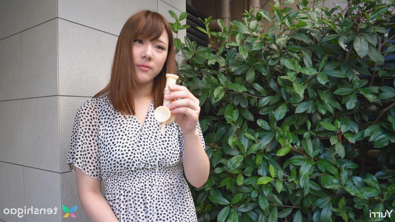 15P O adolescente japonês Yuri lê um livro antes de fazer sexo em cima da cama
