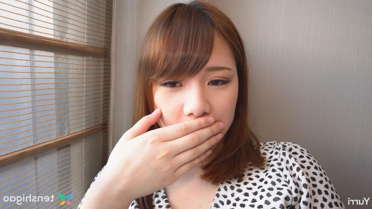 15P O adolescente japonês Yuri lê um livro antes de fazer sexo em cima da cama