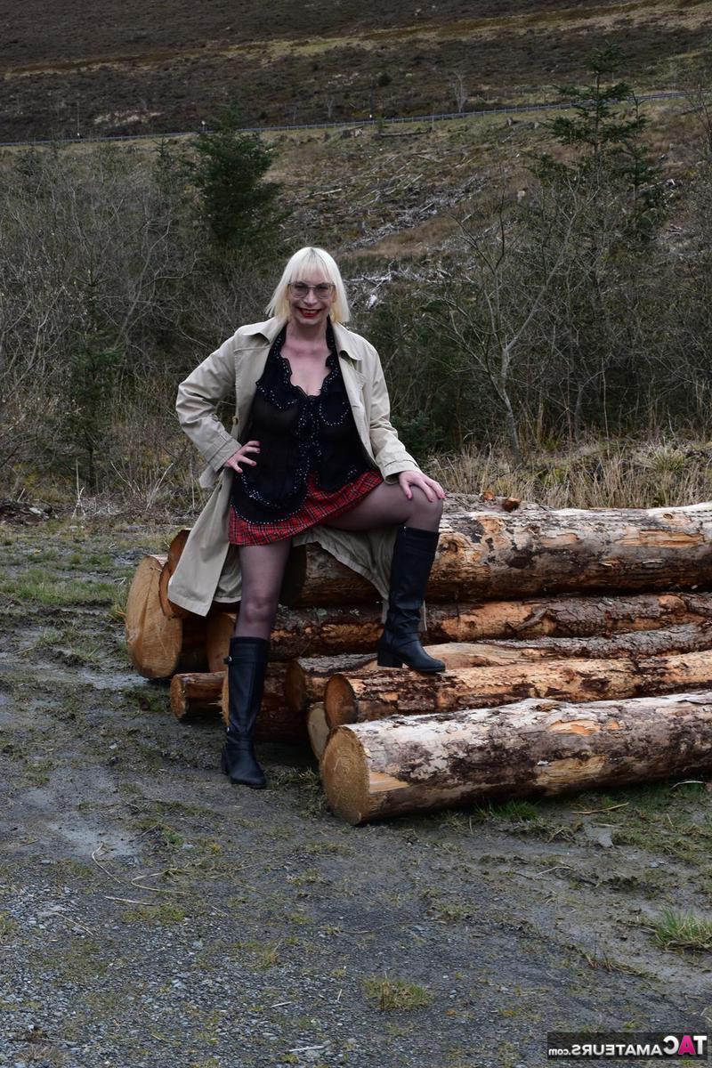 16P Die dicke, blonde Barby-Schlampe zieht sich an einem Bach bis auf ihre schwarzen Stiefel aus