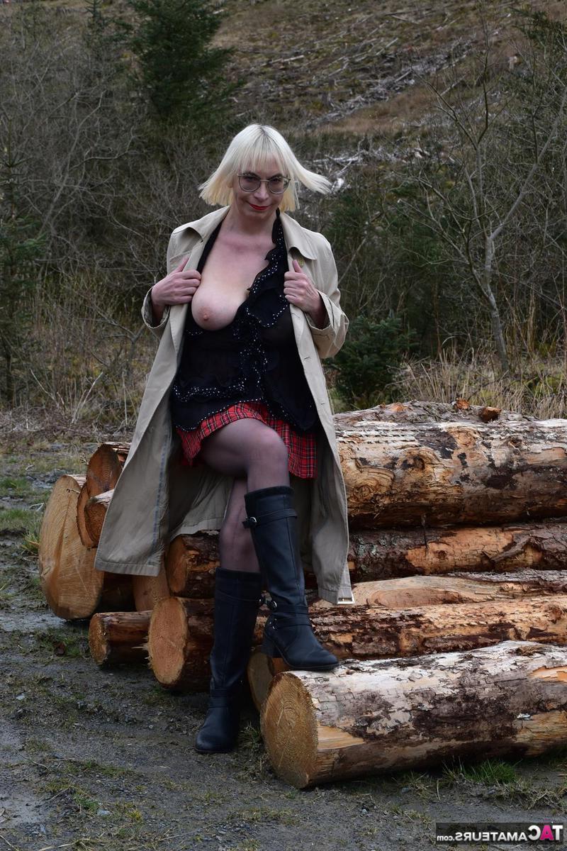 16P Die dicke, blonde Barby-Schlampe zieht sich an einem Bach bis auf ihre schwarzen Stiefel aus