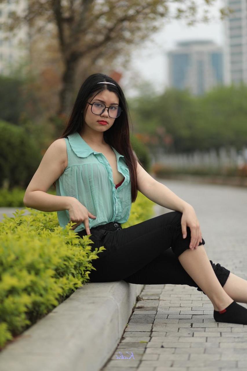 20P かなりアジア人の美女ナタリアが公共の場でセクシーなシャツとパンツでポーズをとる