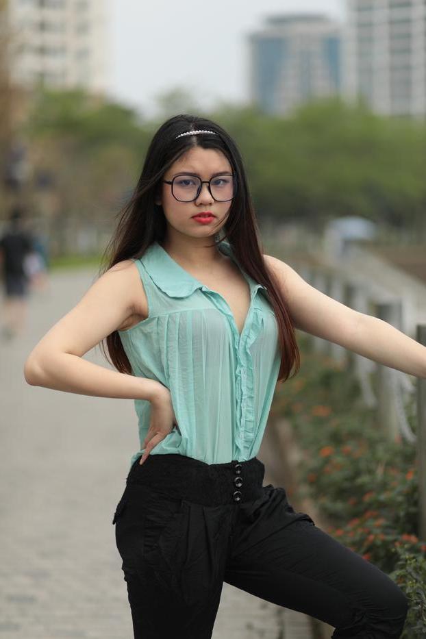 20P かなりアジア人の美女ナタリアが公共の場でセクシーなシャツとパンツでポーズをとる