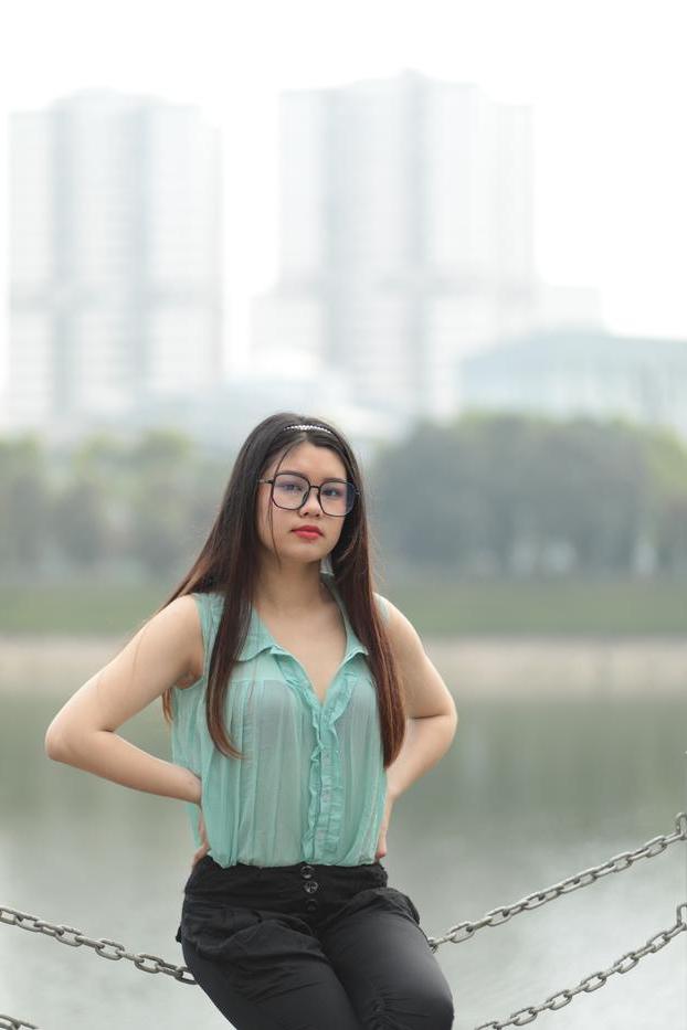 20P かなりアジア人の美女ナタリアが公共の場でセクシーなシャツとパンツでポーズをとる