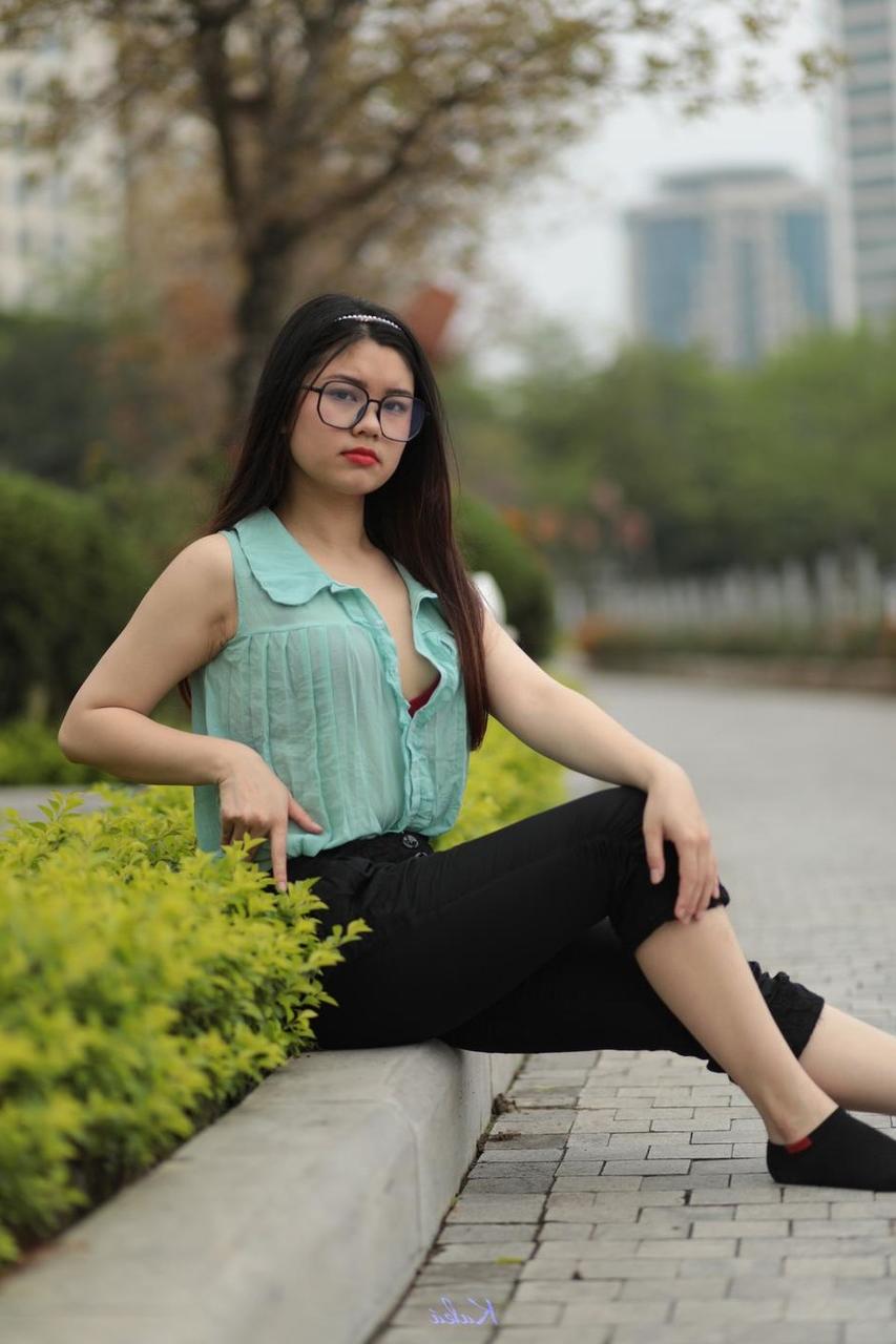 20P かなりアジア人の美女ナタリアが公共の場でセクシーなシャツとパンツでポーズをとる