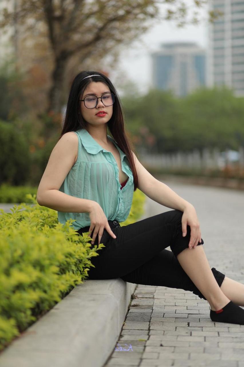 20P かなりアジア人の美女ナタリアが公共の場でセクシーなシャツとパンツでポーズをとる