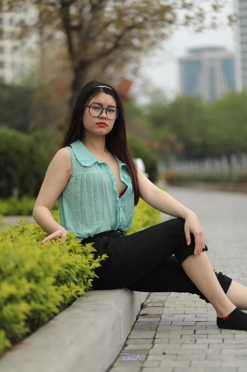 20P かなりアジア人の美女ナタリアが公共の場でセクシーなシャツとパンツでポーズをとる