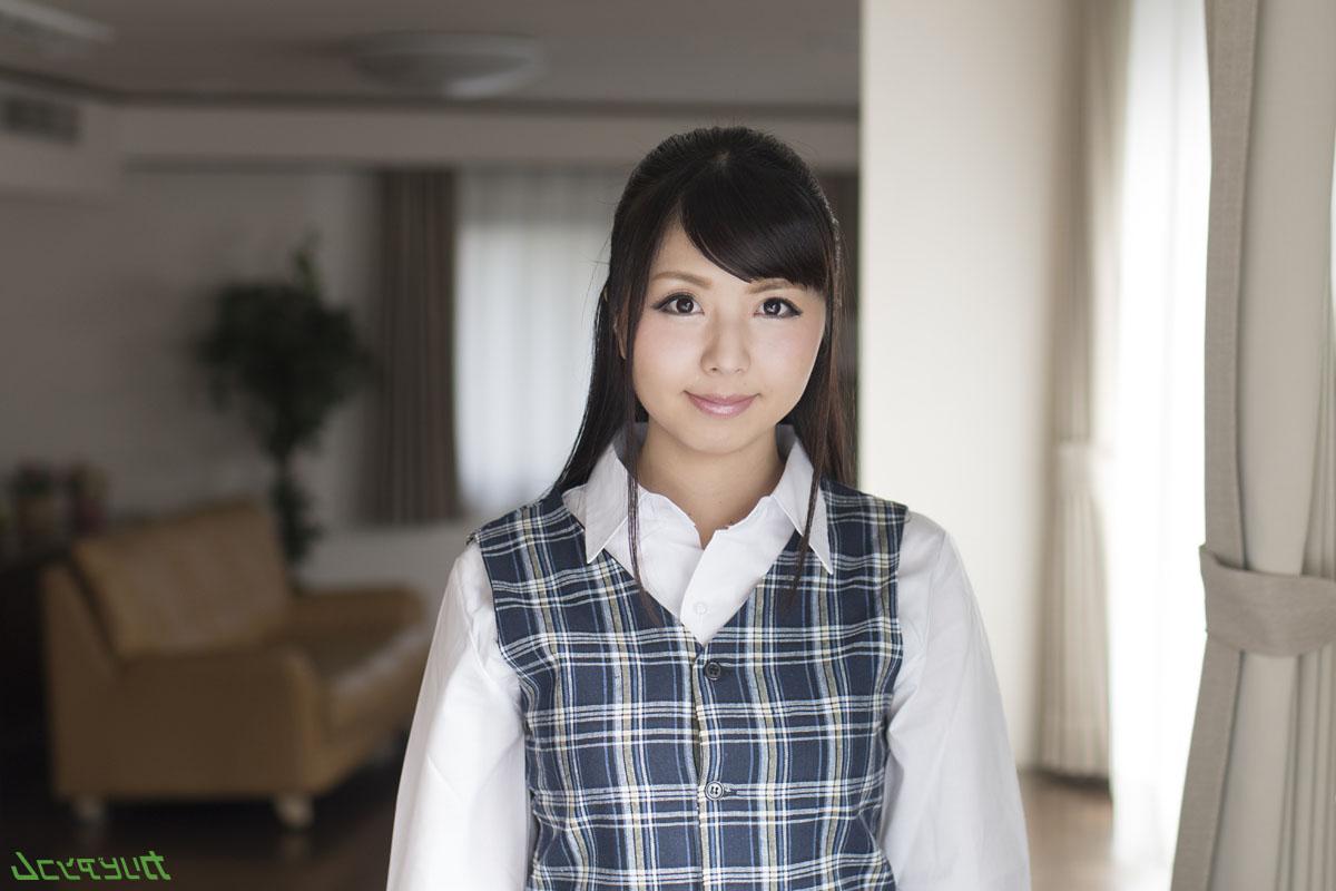 20P A estudante japonesa Ai Misaki se inclina sobre um sofá e é pega no hardcore