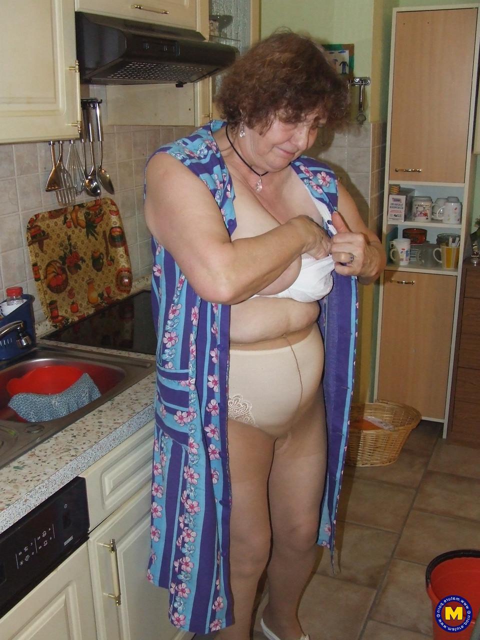 20P La madura BBW Marlies muestra sus enormes tetas y su culo mientras hace las tareas del hogar