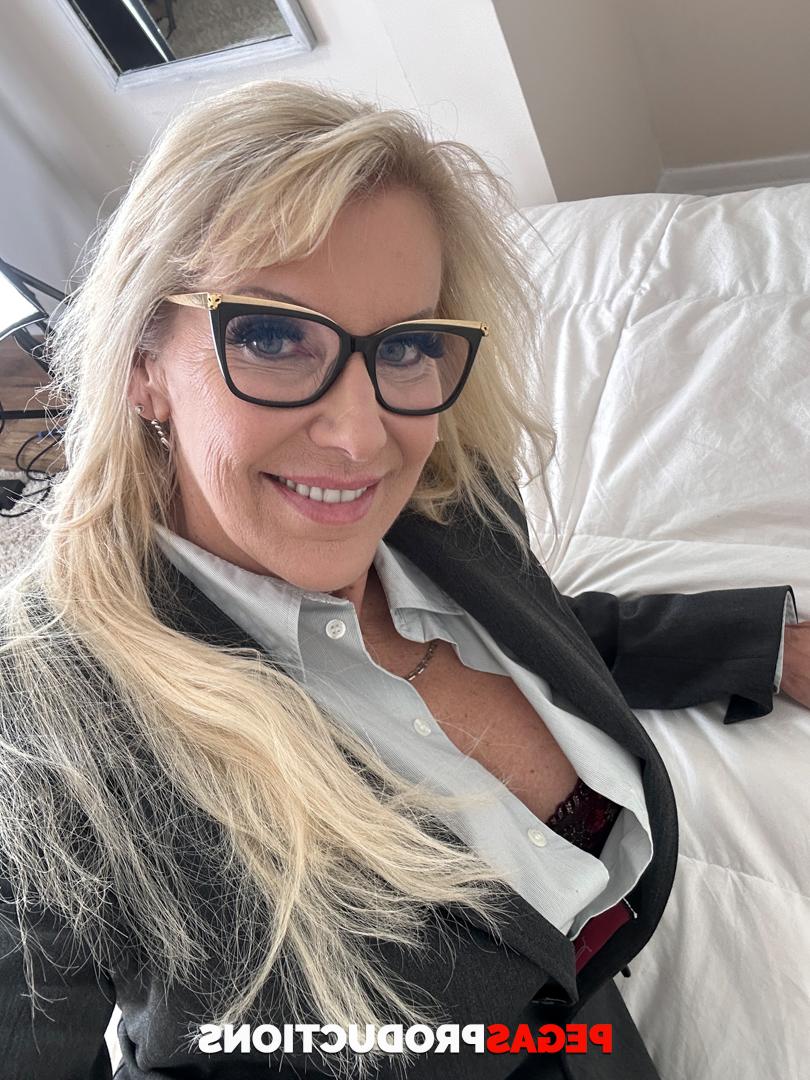 20P La chaude Victoria Brennan et la blonde mature Bianca Fitcougar affichent leur corps.