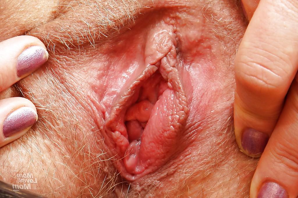 16P Mollige Oma mit schlaffen Titten masturbiert ihre Möse mit einem Spielzeug