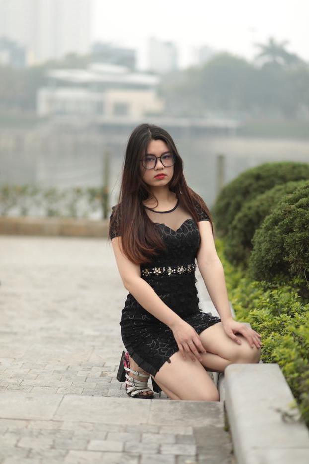 20P Impressionante gata asiática com óculos Natalia posa em seu vestido preto e salto alto