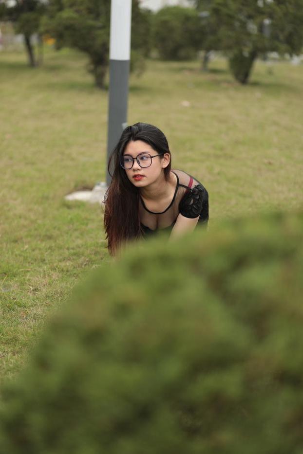20P Impressionante gata asiática com óculos Natalia posa em seu vestido preto e salto alto