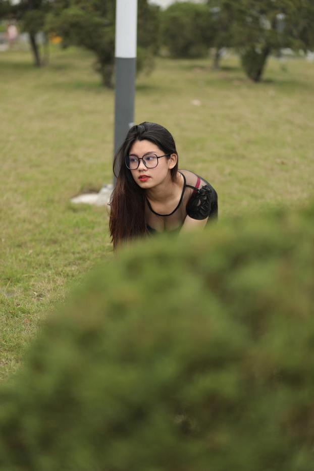 20P Impressionante gata asiática com óculos Natalia posa em seu vestido preto e salto alto