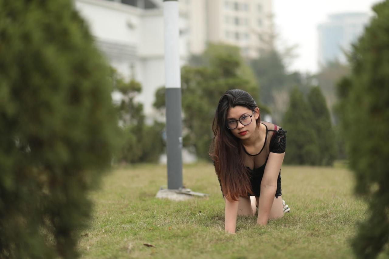 20P Impressionante gata asiática com óculos Natalia posa em seu vestido preto e salto alto