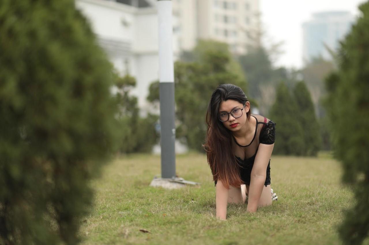 20P Impressionante gata asiática com óculos Natalia posa em seu vestido preto e salto alto