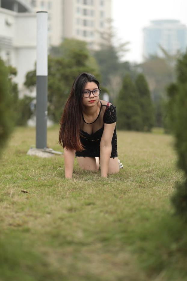 20P Impressionante gata asiática com óculos Natalia posa em seu vestido preto e salto alto